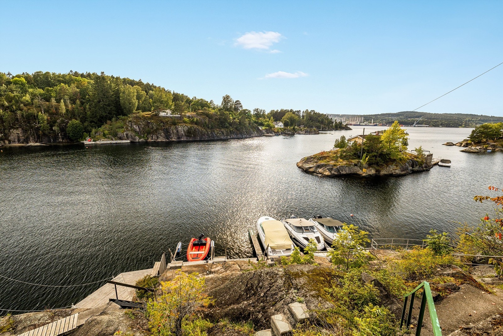 KORT VEI TIL SJØEN. Det er enkel adkomst ned til brygge og sandstrand. Rett til høyre for brygga er det en liten badestrand. Galleribilde