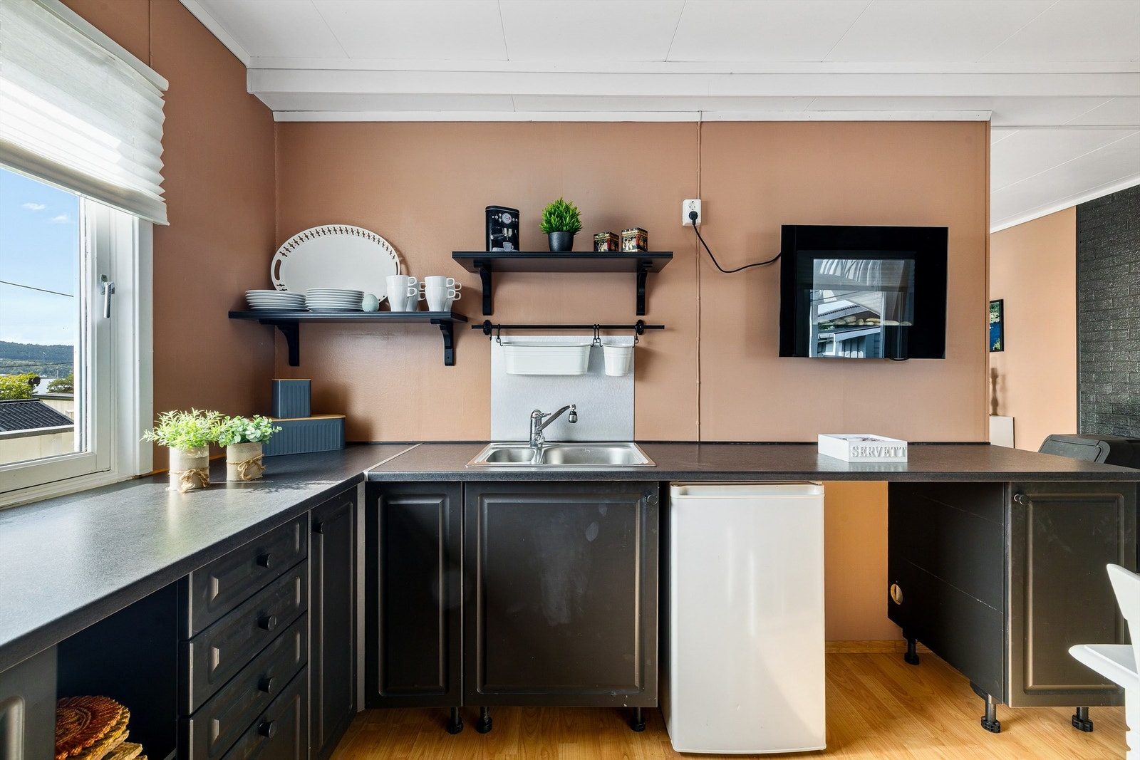 ARBEIDSPLASS. Kjøkkenet er oppgradert med en brukt innredning. Galleribilde