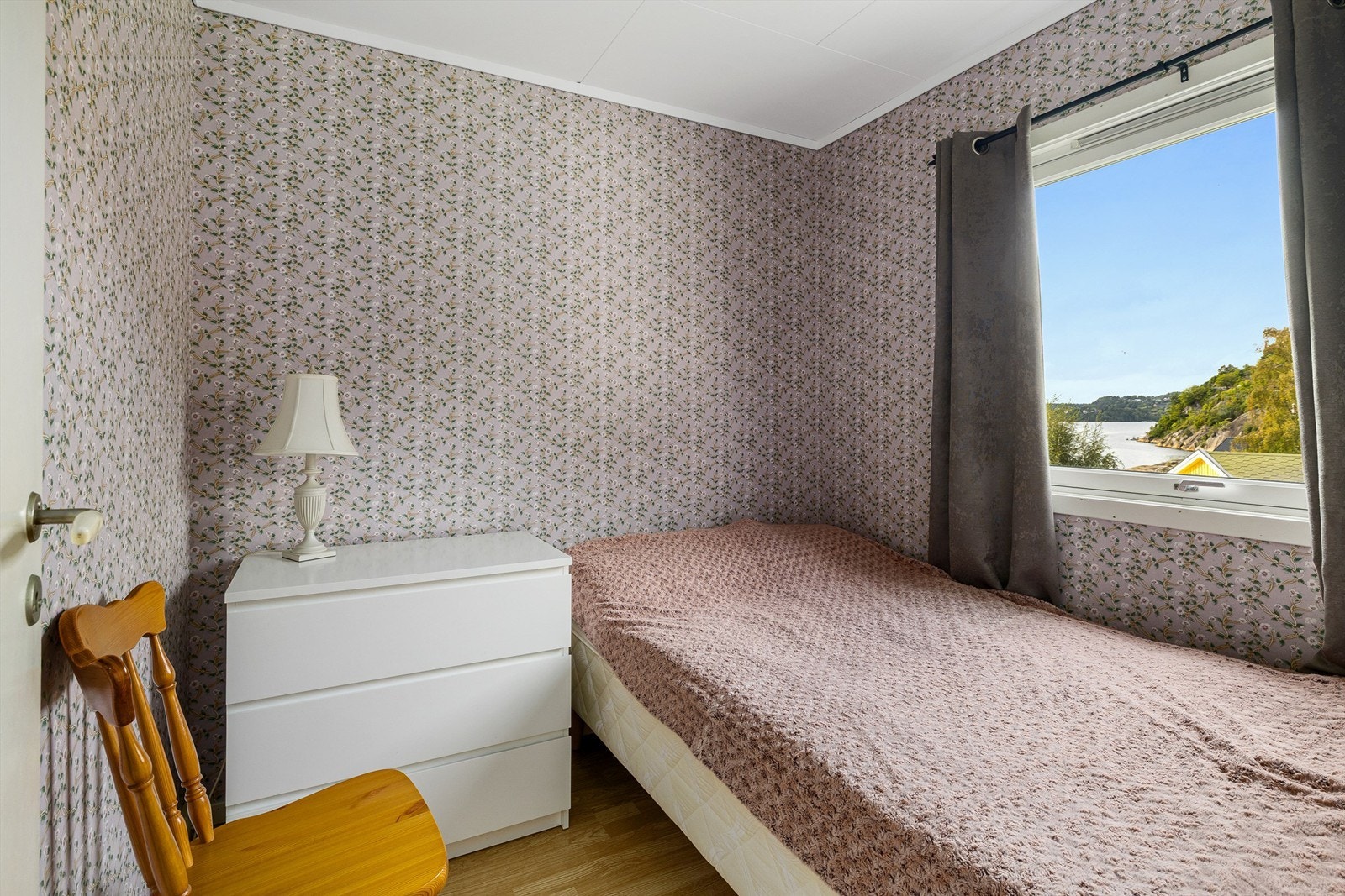 Dette soverommet som ligger i hyttas sydvestre hjørne har fin utsikt. Galleribilde