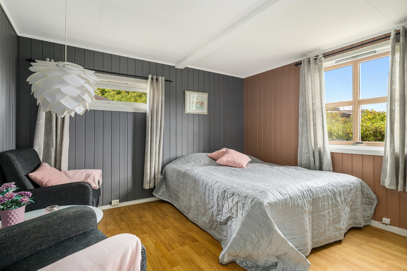 Annekset benyttes til overnatting til gjester. (Annekset er byggemeldt som bod og er ikke søkt innredet. Rommet er således ikke godkjent til varig opphold). Galleribilde