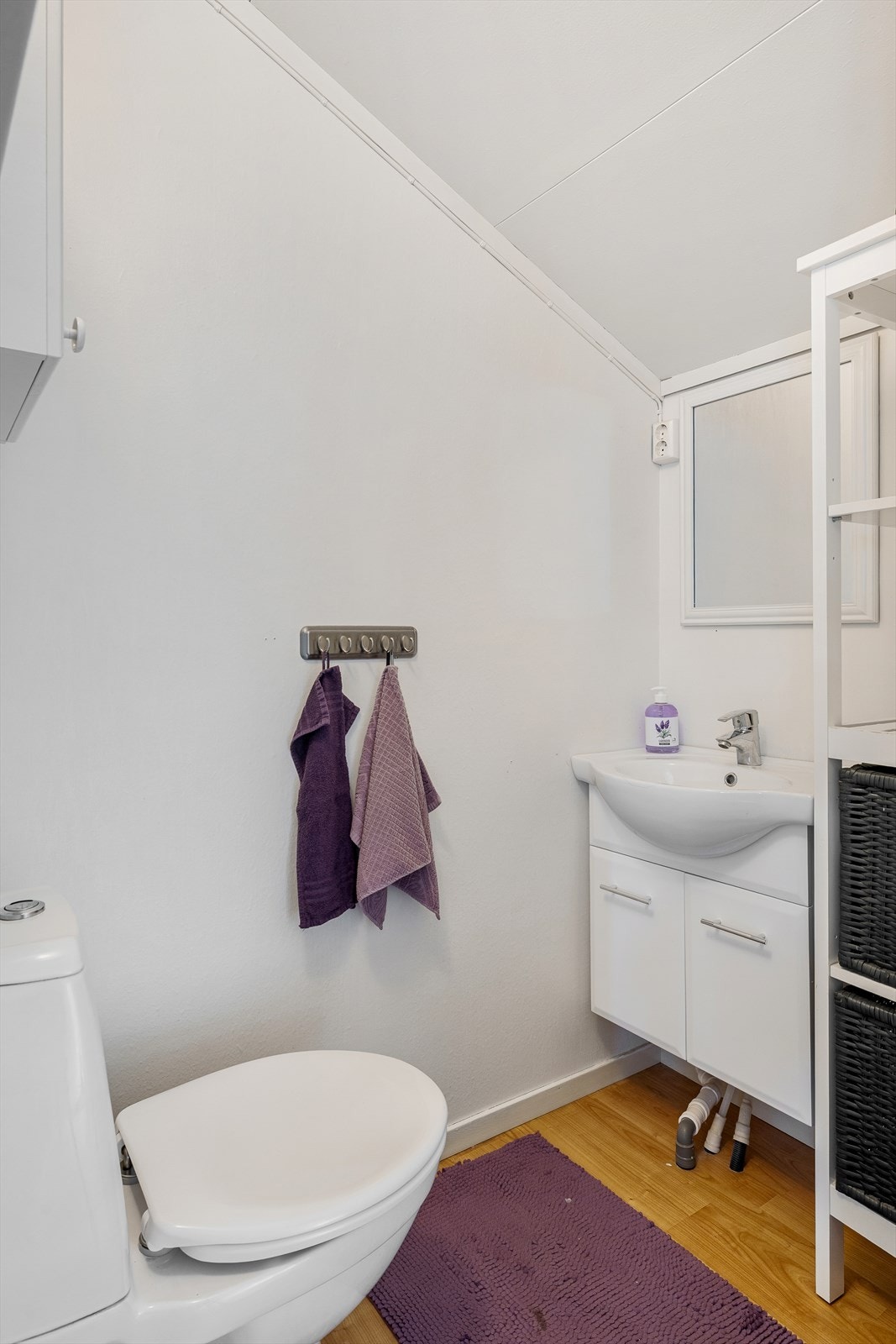 Praktisk wc-rom, vegg i vegg med dusjrommet. (Det opplyses om at rommet er byggemeldt som bod og ikke søkt innredet som oppholdsrom. Det samme gjelder dusjrom). Galleribilde