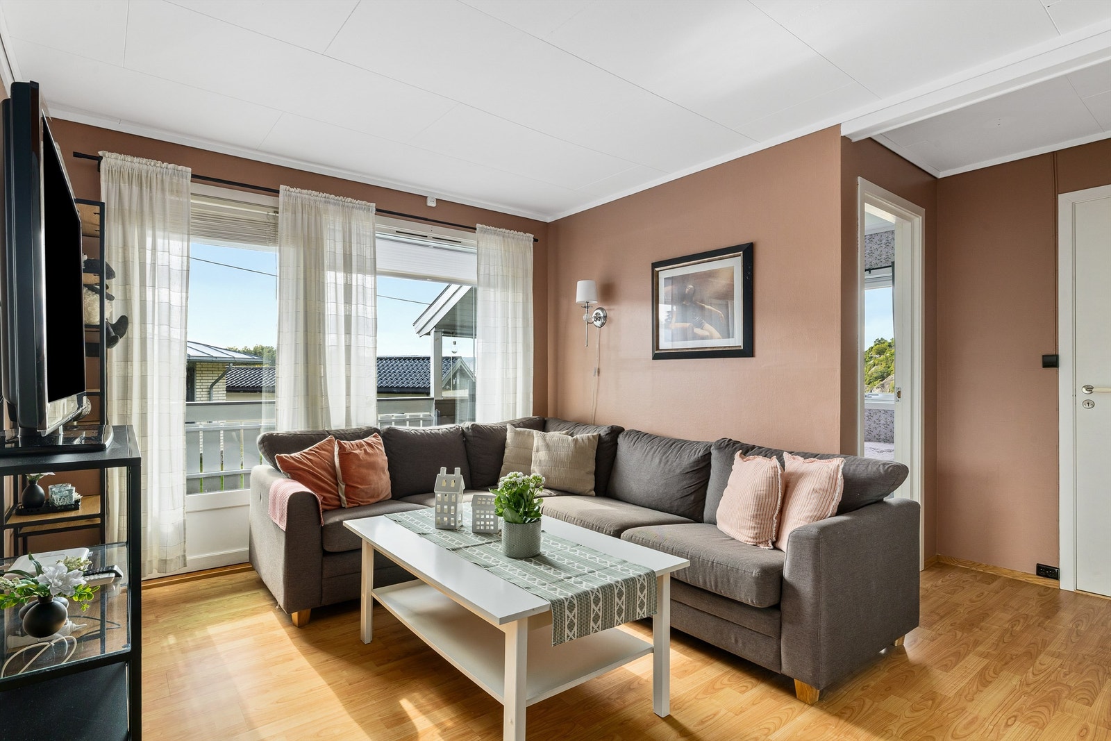 Stua er ikke så stor men rommer sofagruppe og har direkte utgang til terrassen. Galleribilde