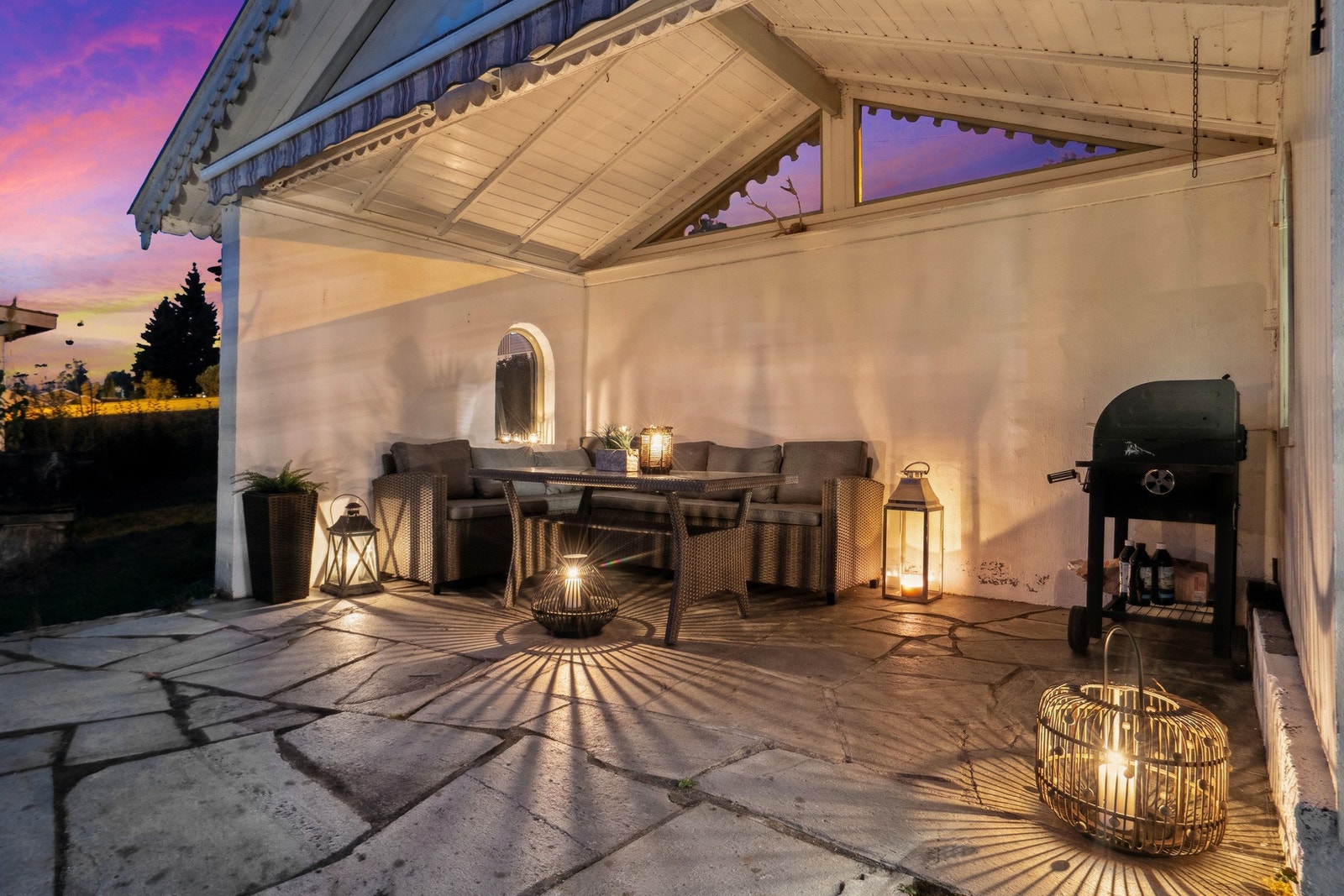 Terrasser og sittegrupper rundt huset gir flere hyggelige soner for utendørs opphold, enten du ønsker sol eller skygge. Galleribilde