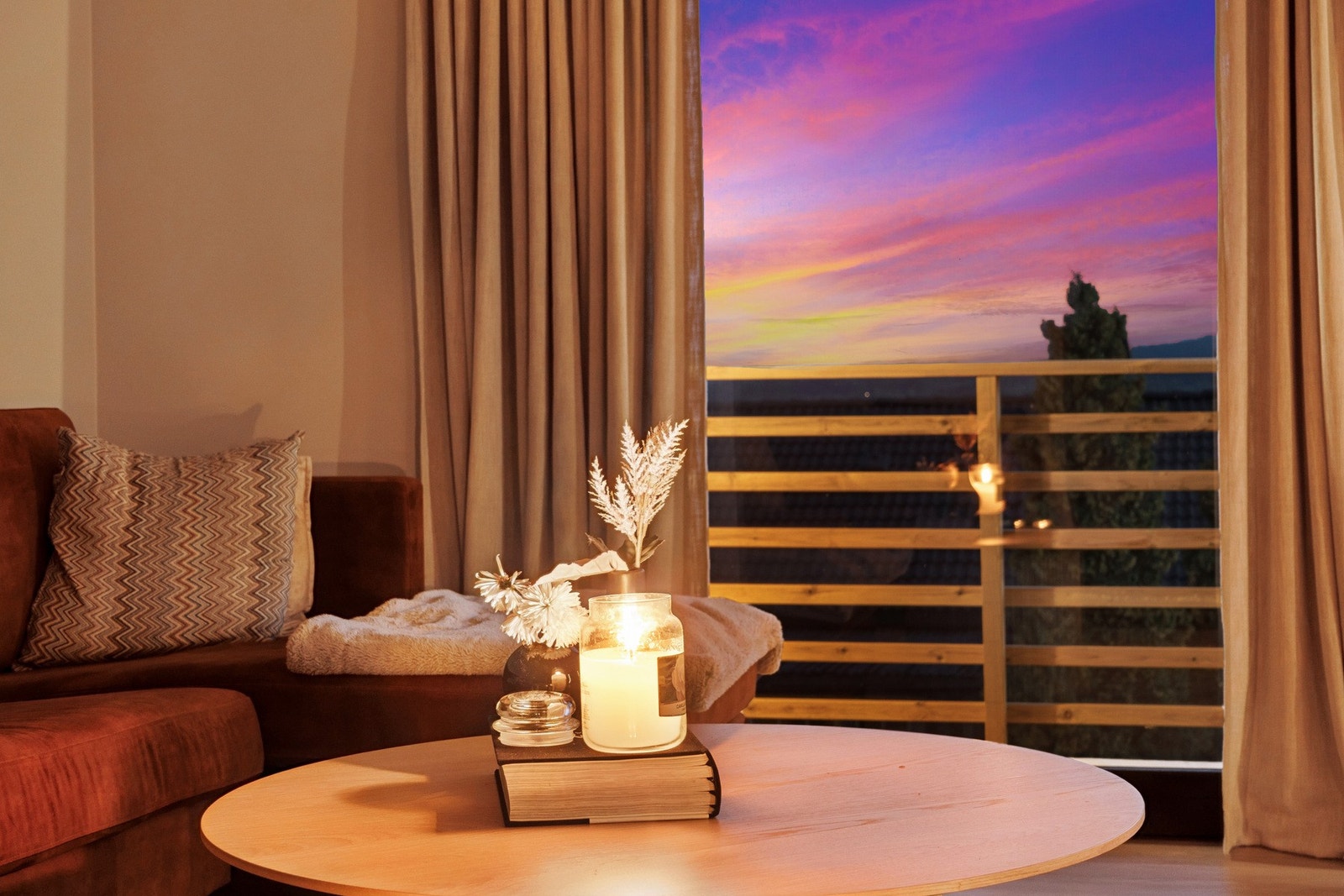 Herfra er det også direkte utgang til balkong, noe som forlenger rommet i sommerhalvåret. Galleribilde