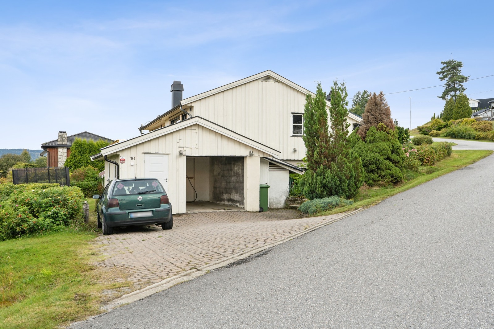 Parkering i garasje og på innkjøring/gårdsplass på egen eiendom. Galleribilde