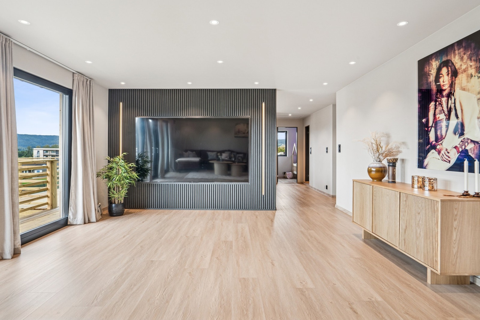 Downlights i taket skaper et rent og stilig utrykk. Galleribilde