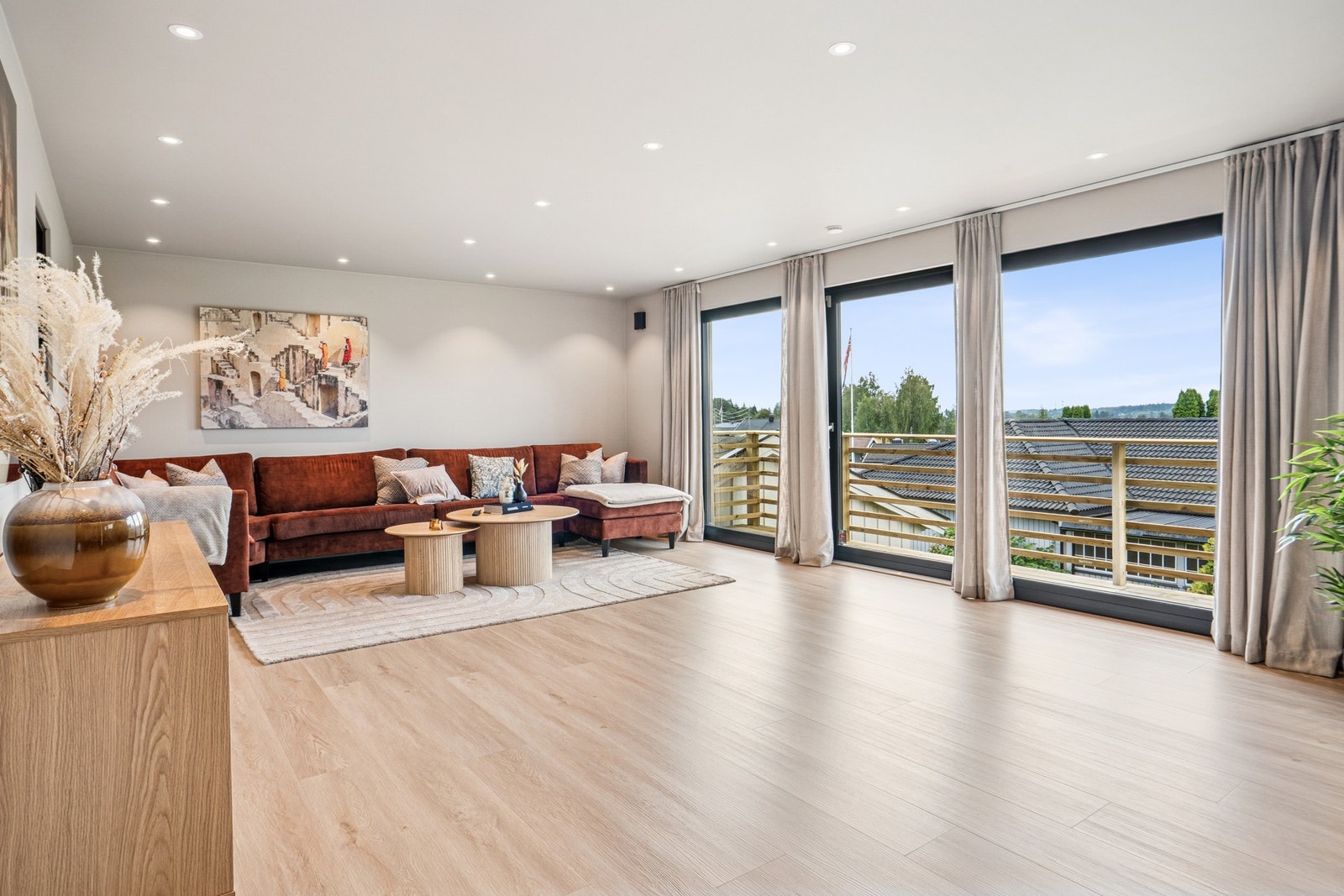 Det moderne fargevalget på boligen gjør den enkel å møblere etter eget ønske. Galleribilde