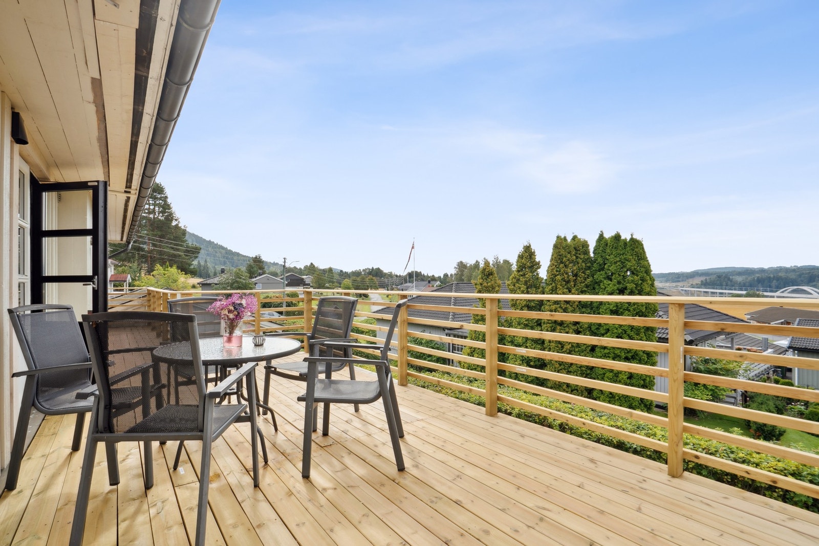 Romslig veranda med god plass til utemøblement og flott utsikt. Galleribilde