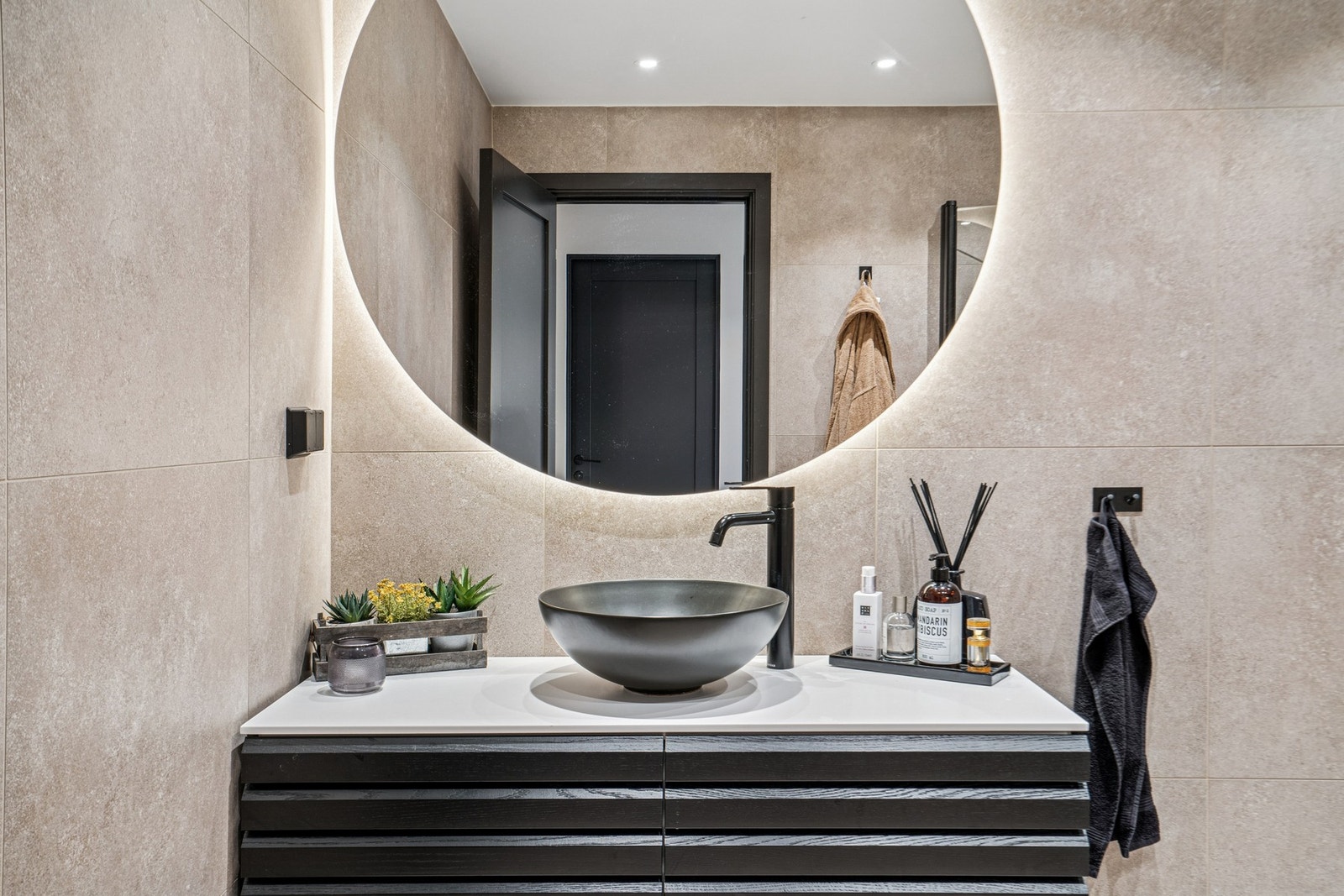 Baderommet er oppgradert i 2023 med et moderne og stilrent uttrykk. Galleribilde