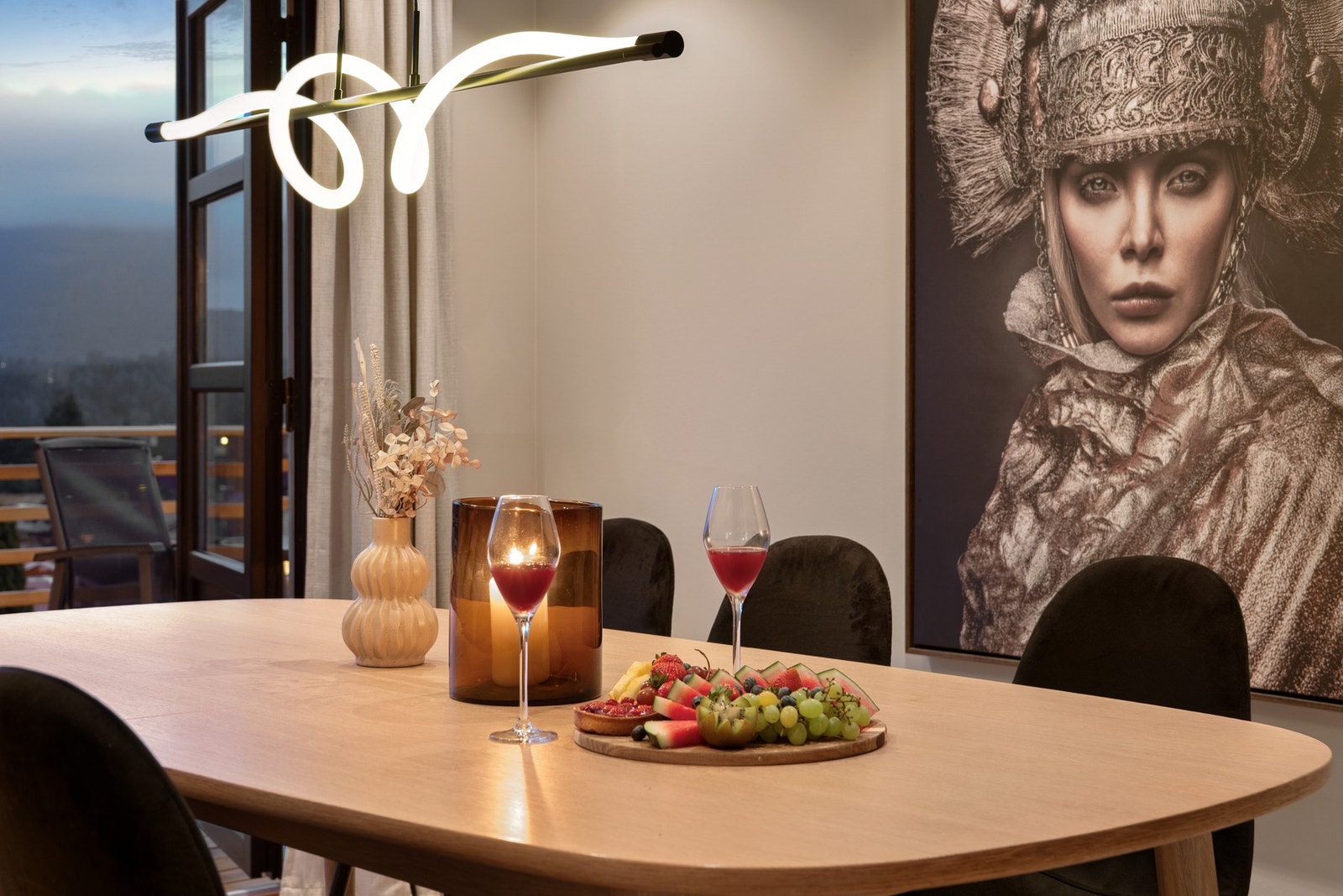 Rommet fungerer som et naturlig samlingspunkt både til hverdags og ved selskapeligheter. Galleribilde