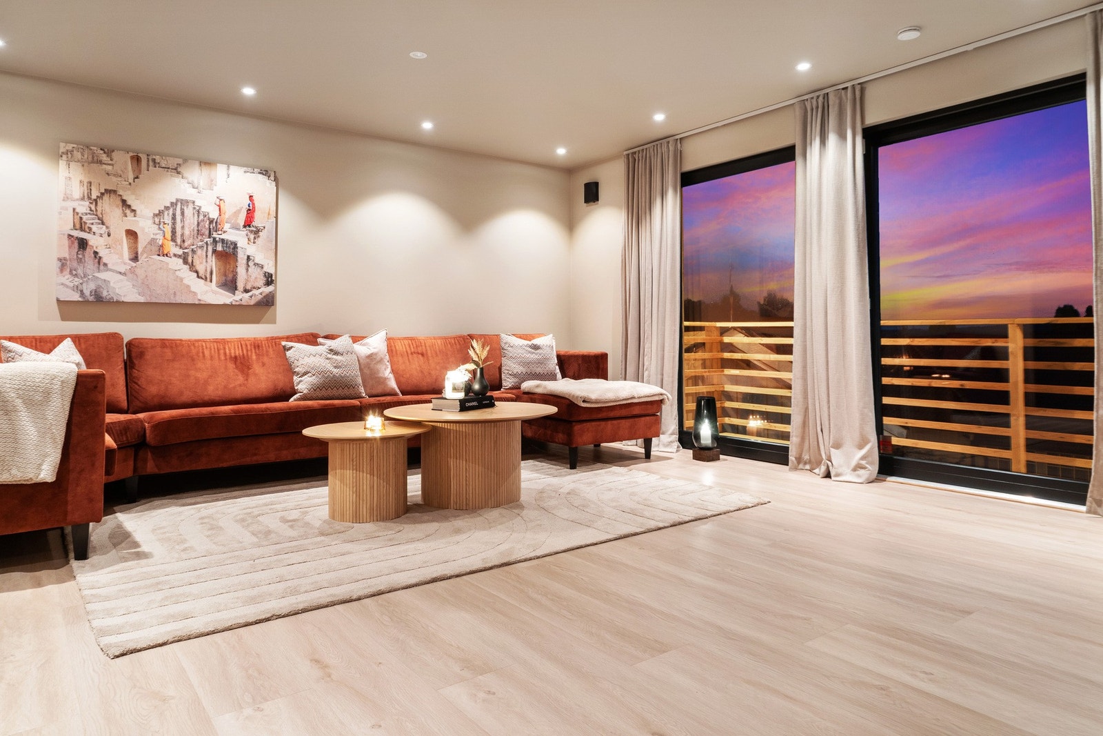 Det åpne rommet gir god plass til sofagruppe og tilhørende møblement, og innredningen gjør det enkelt å skape en lun atmosfære. Galleribilde