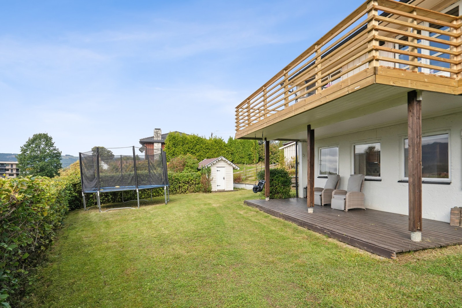 Eiendommen har en usjenert hage med plen som gir boltreplass for både lek og uteaktiviteter. Galleribilde