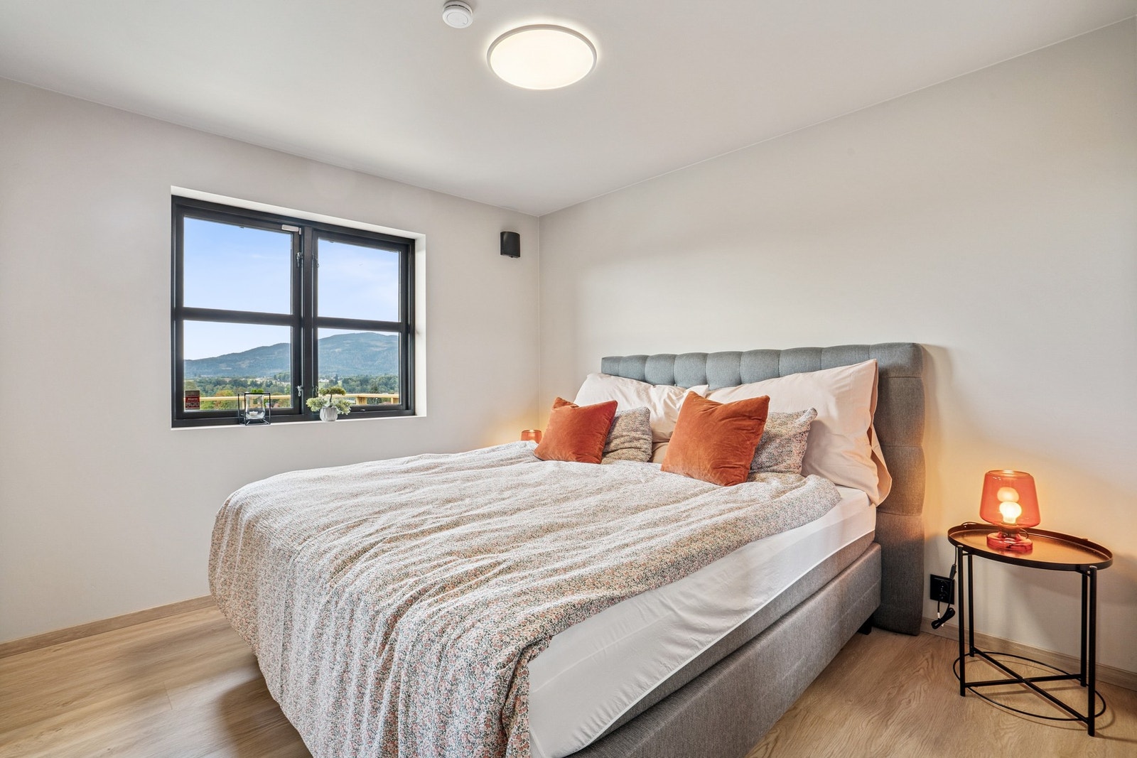 Boligen inneholder flere soverom, alle i god størrelse og med plass til seng, garderobe og øvrig møblement. Galleribilde