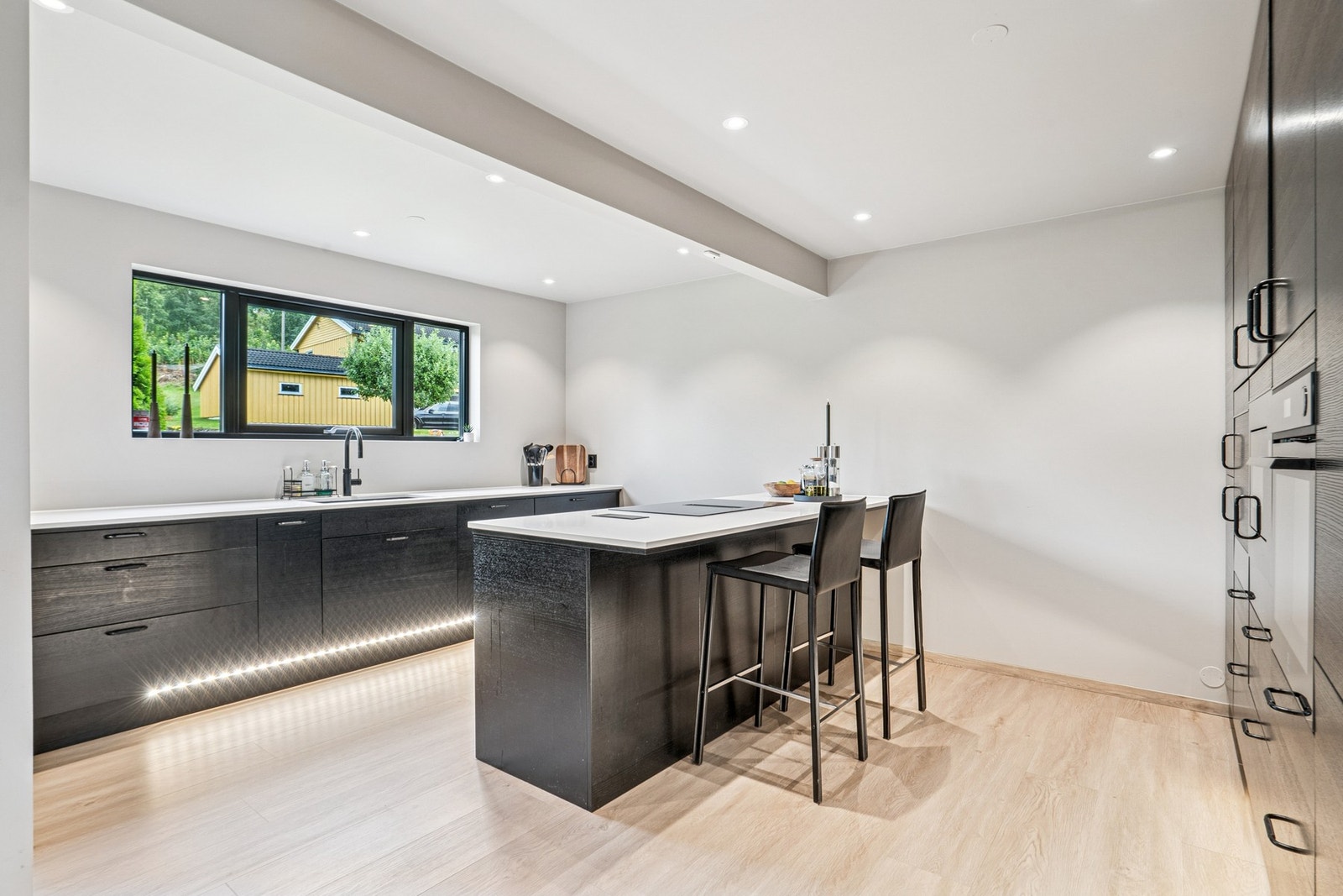 Kjøkkenet ble oppgradert i 2023. Kjøkkeninnredning med strukturfronter og integrerte hvitevarer. Galleribilde