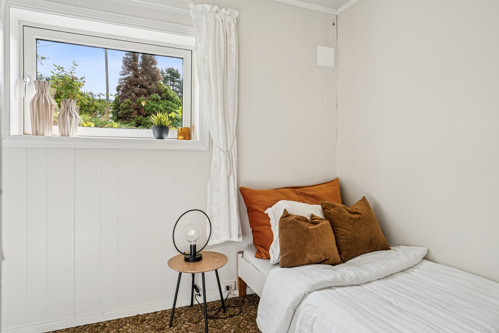 Rom benyttet som soverom i kjeller. Galleribilde