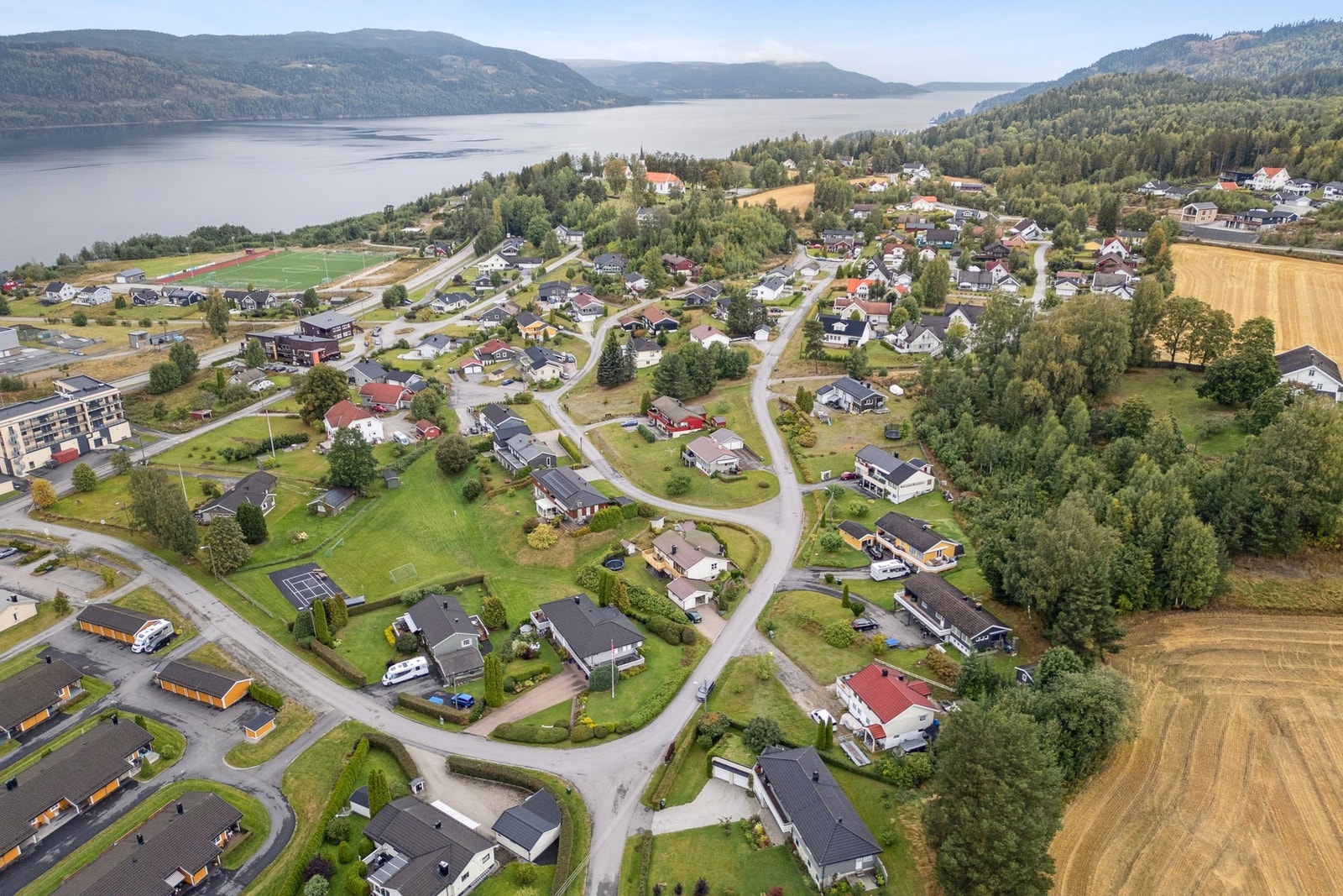 Minnesund ligger ved sørenden av Mjøsa. Galleribilde