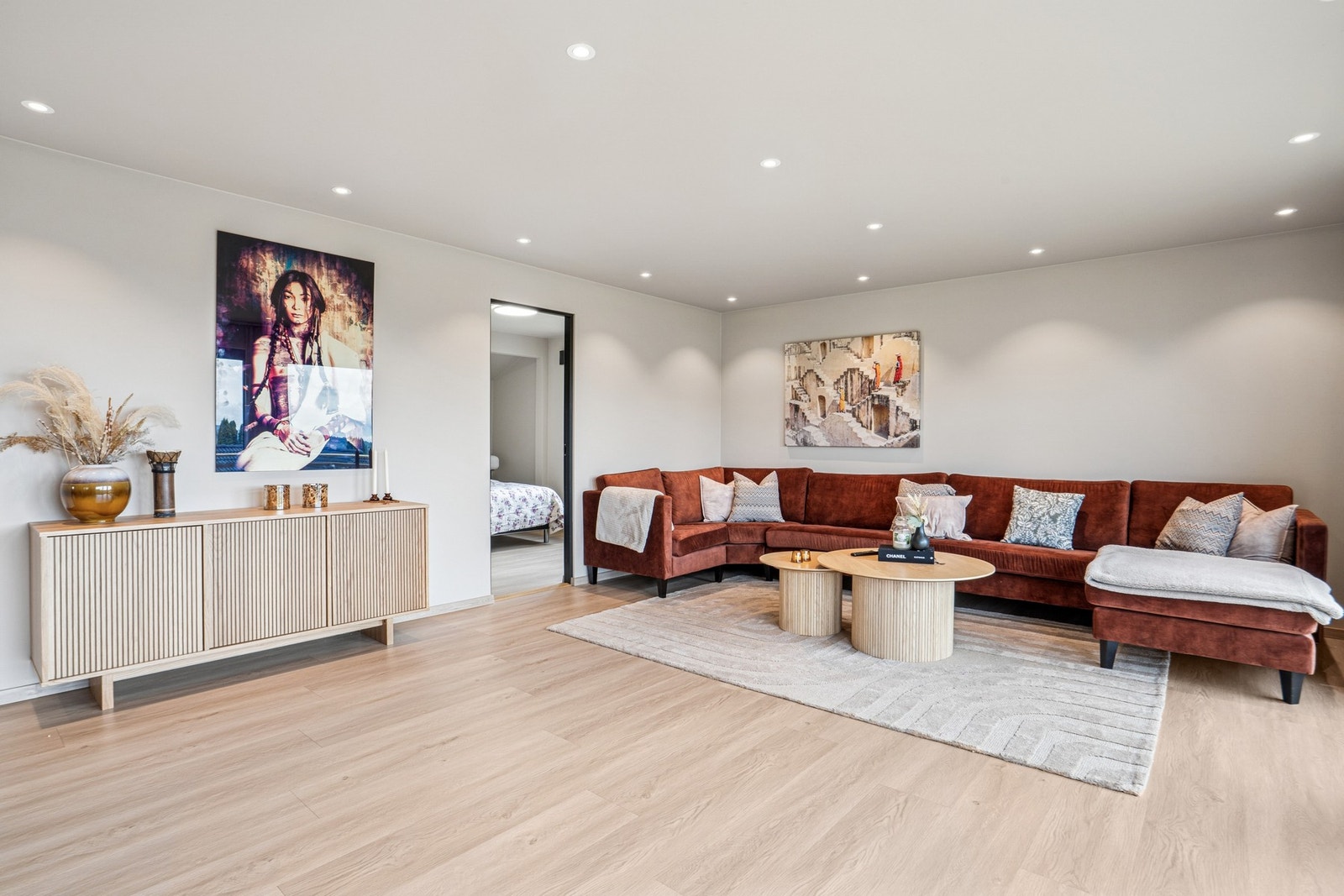 Stuen fremstår moderne og romslig med store vindusflater som gir rikelig med naturlig lys. Galleribilde