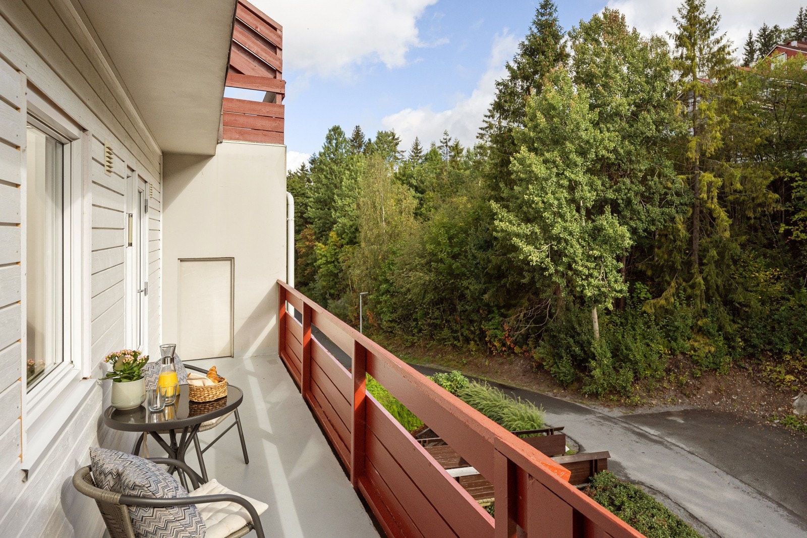 Balkongen på ca. 9 m² gir rom for både sittegruppe og planter - en privat uteplass der du kan nyte morgensolen fra tidlig morgen. Galleribilde