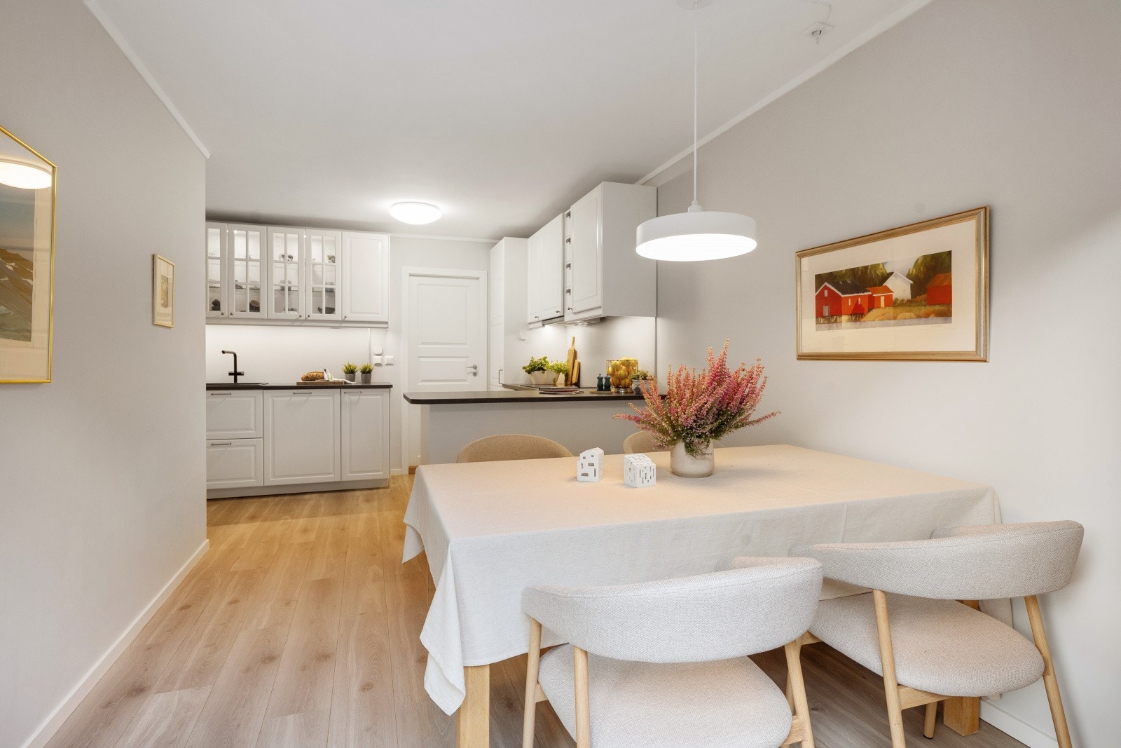 En hyggelig spisestue i tilknytning til kjøkkenet, med god plass til et spisebord som passer både til hverdags og selskap. Galleribilde