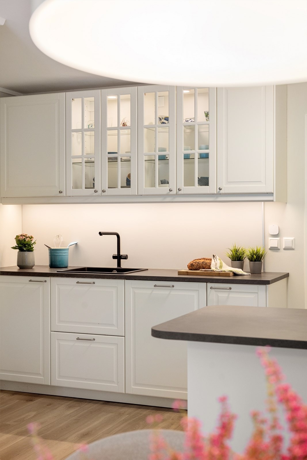 For ekstra komfort er det lagt varmefolie i gulvet, slik at kjøkkenet alltid føles lunt og innbydende - året rundt. Galleribilde