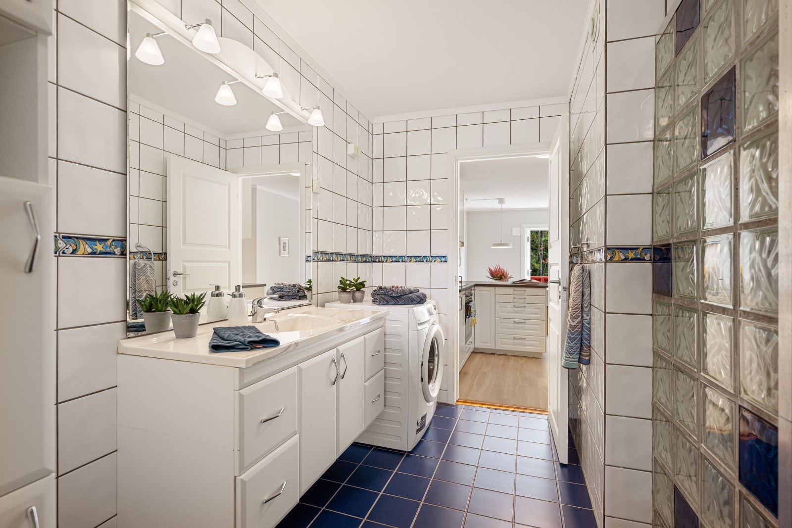 Badet ble modernisert i 2000 og har flislagte overflater og tidløst inventar som gir et klassisk og helhetlig preg. Galleribilde