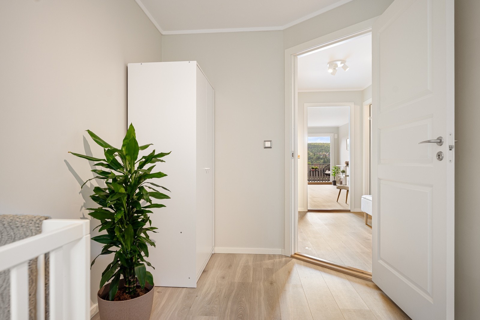 Her er det god plass til garderobeskap, som gir smarte oppbevaringsløsninger og bidrar til et ryddig rom. Galleribilde