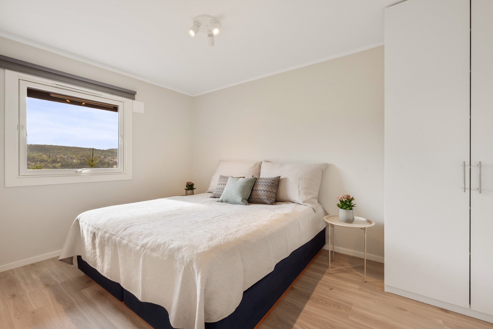 Romslig hovedsoverom med god plass til både dobbelseng og nattbord - et lunt og innbydende sted å trekke seg tilbake. Nydelig utsikt fra soverommet! Galleribilde