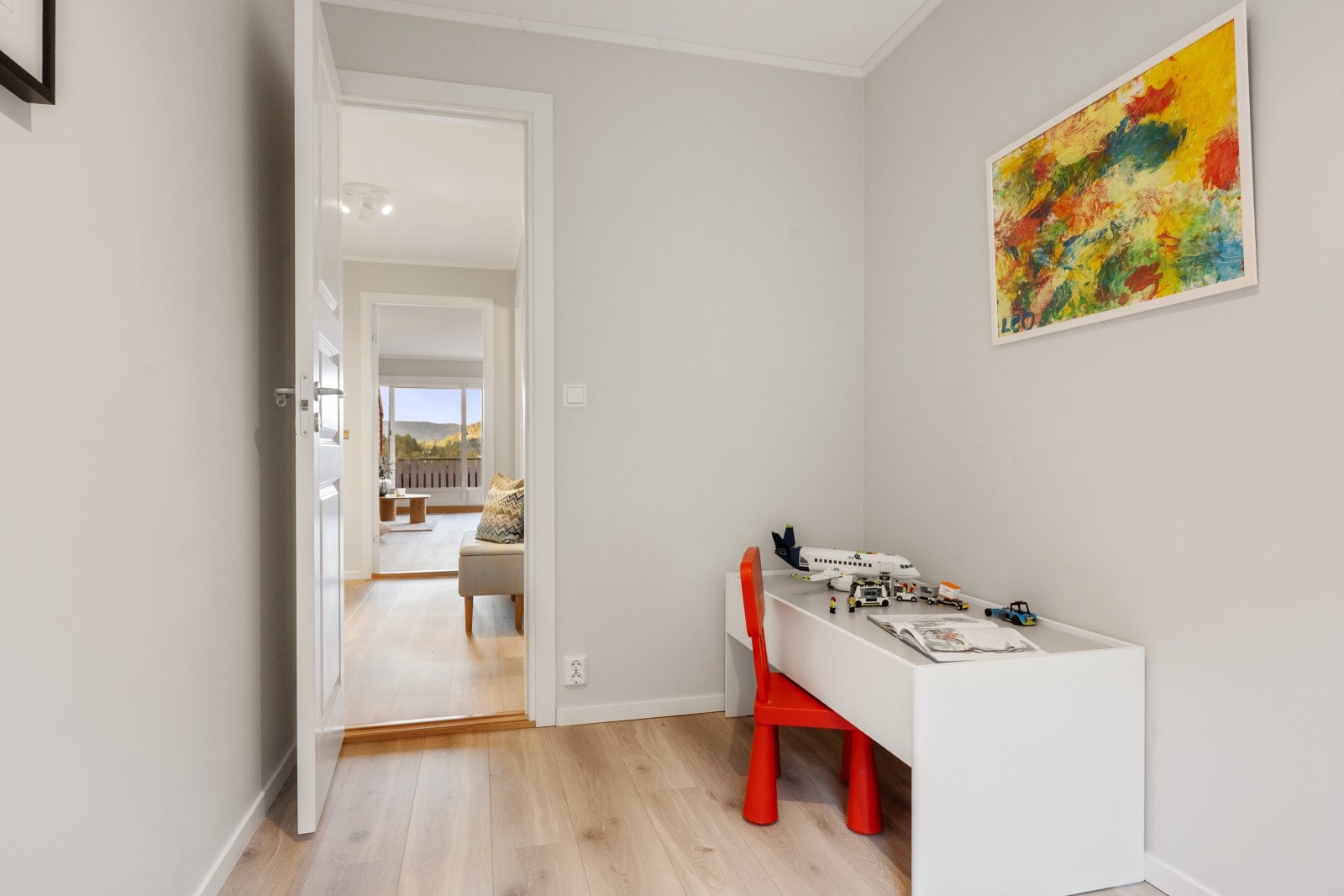 Et lyst og praktisk rom som kan tilpasses ulike behov. Godt med møbleringsmuligheter. Galleribilde