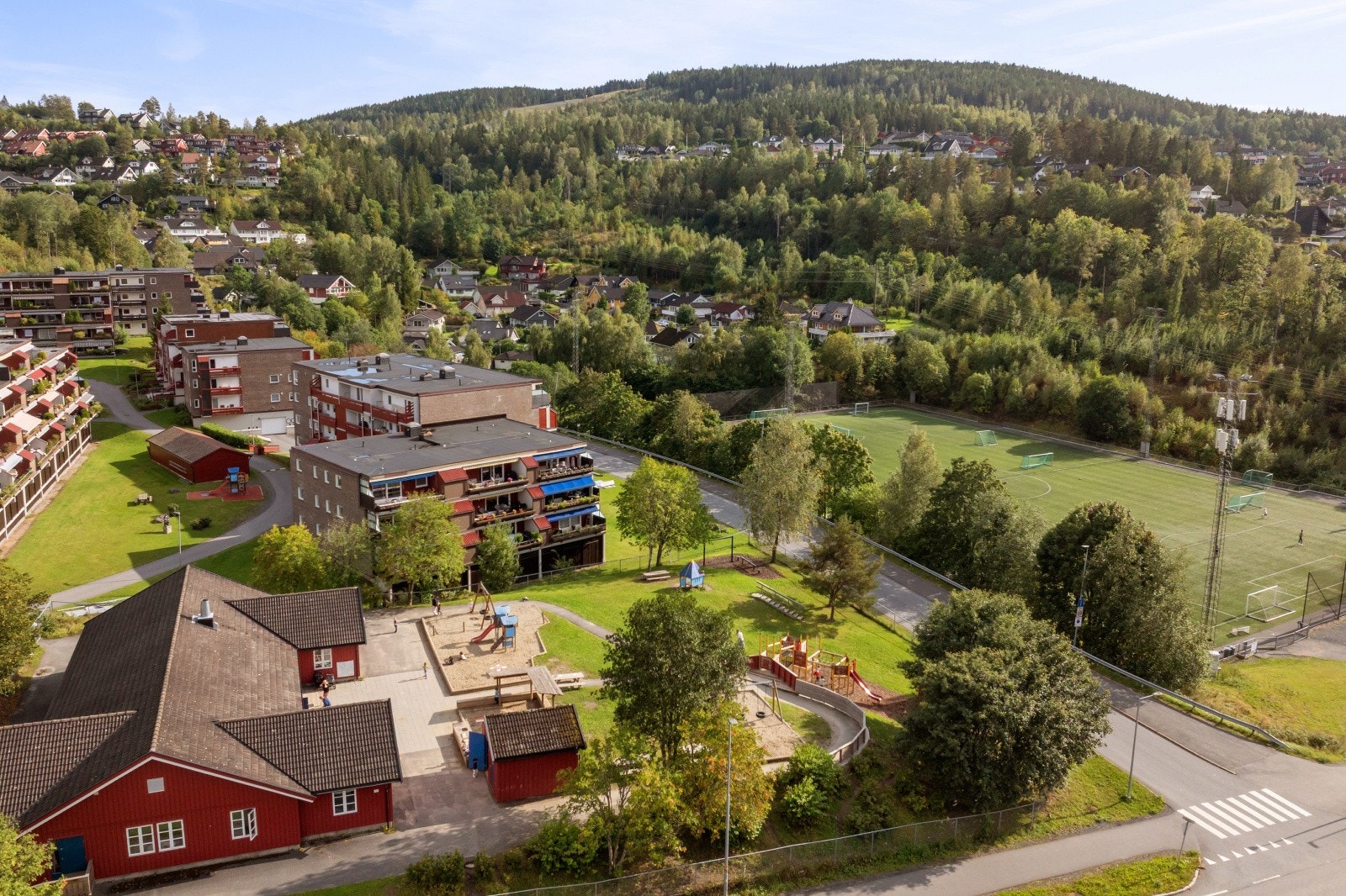 Barnehage og fotballbane ligger like ved. Området sogner til Anna Kreftings barneskole som er ligger rett ved, en trygg, fin skolevei. Mølladammen ungdomsskole, kun 15 minutters gange. Galleribilde