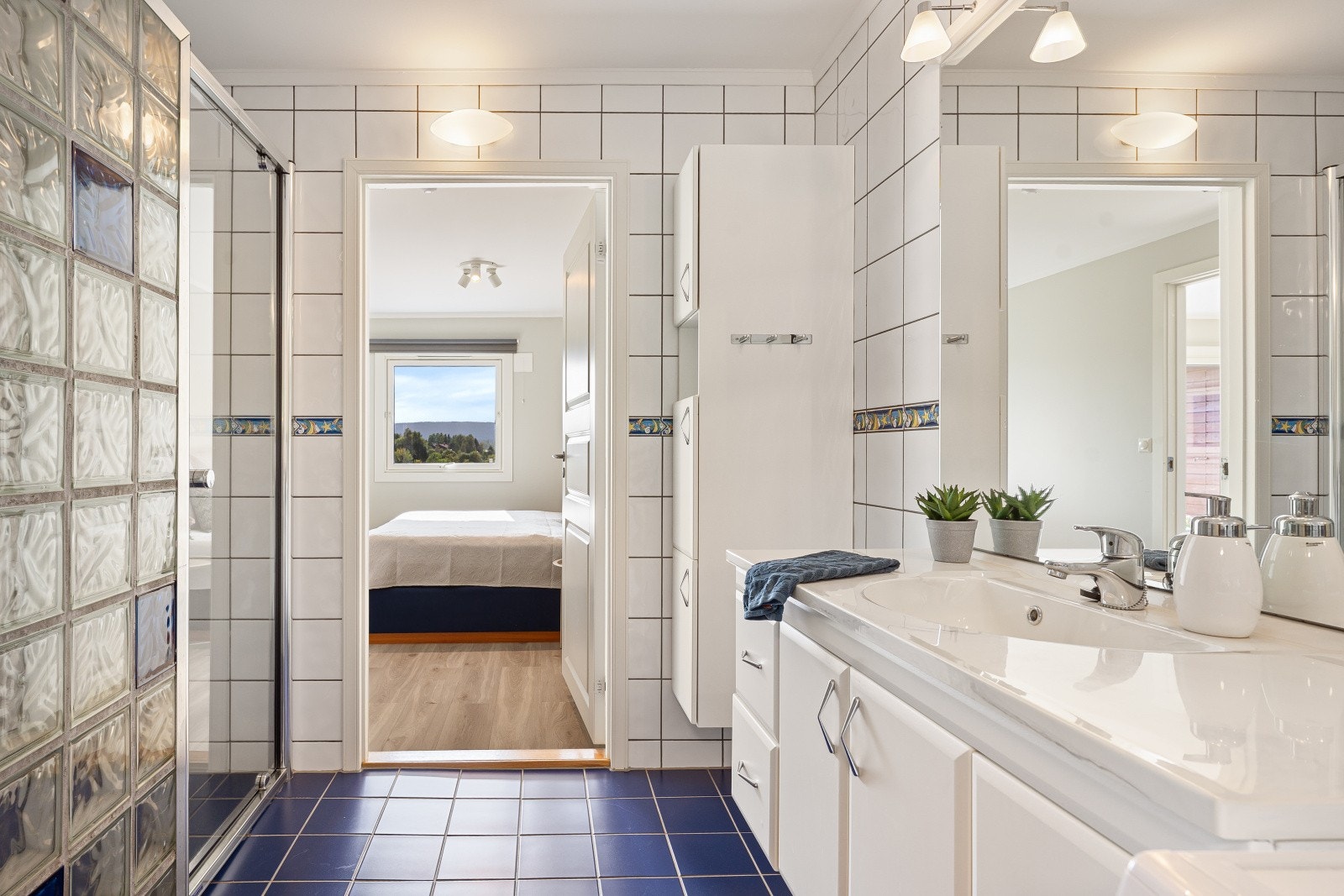 Mekanisk avtrekk og luftespalte under døren gir effektiv ventilasjon og et sunt inneklima. Galleribilde