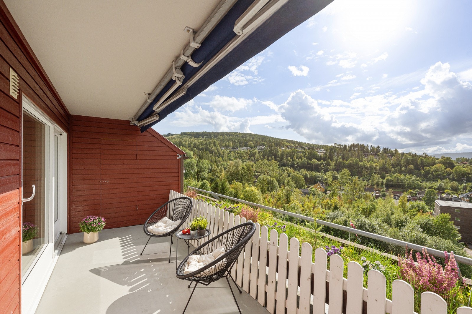 Fra stuen har du direkte utgang til en romslig terrasse på ca. 11 m² - en naturlig forlengelse av oppholdsrommet. Nydelig utsikt. Galleribilde