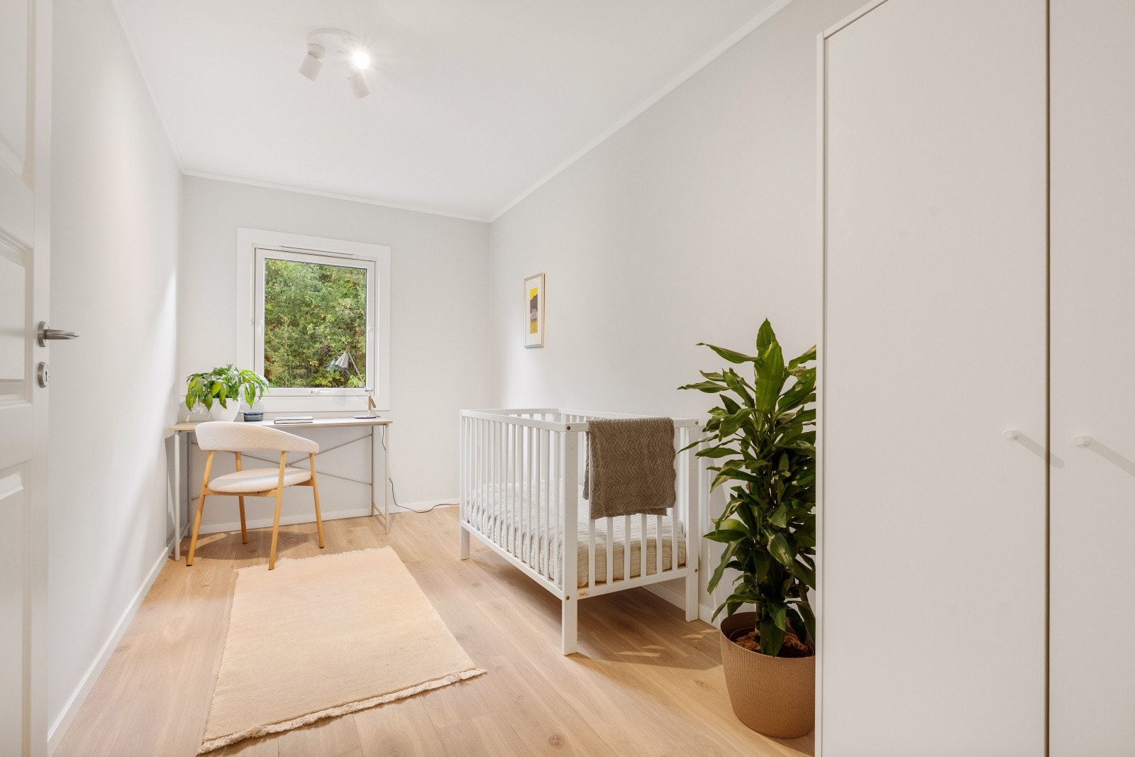 Soverom 3 har god plass til seng og øvrig møblering etter ønske og behov. perfekt som barnerom, gjesterom eller kontor. Galleribilde