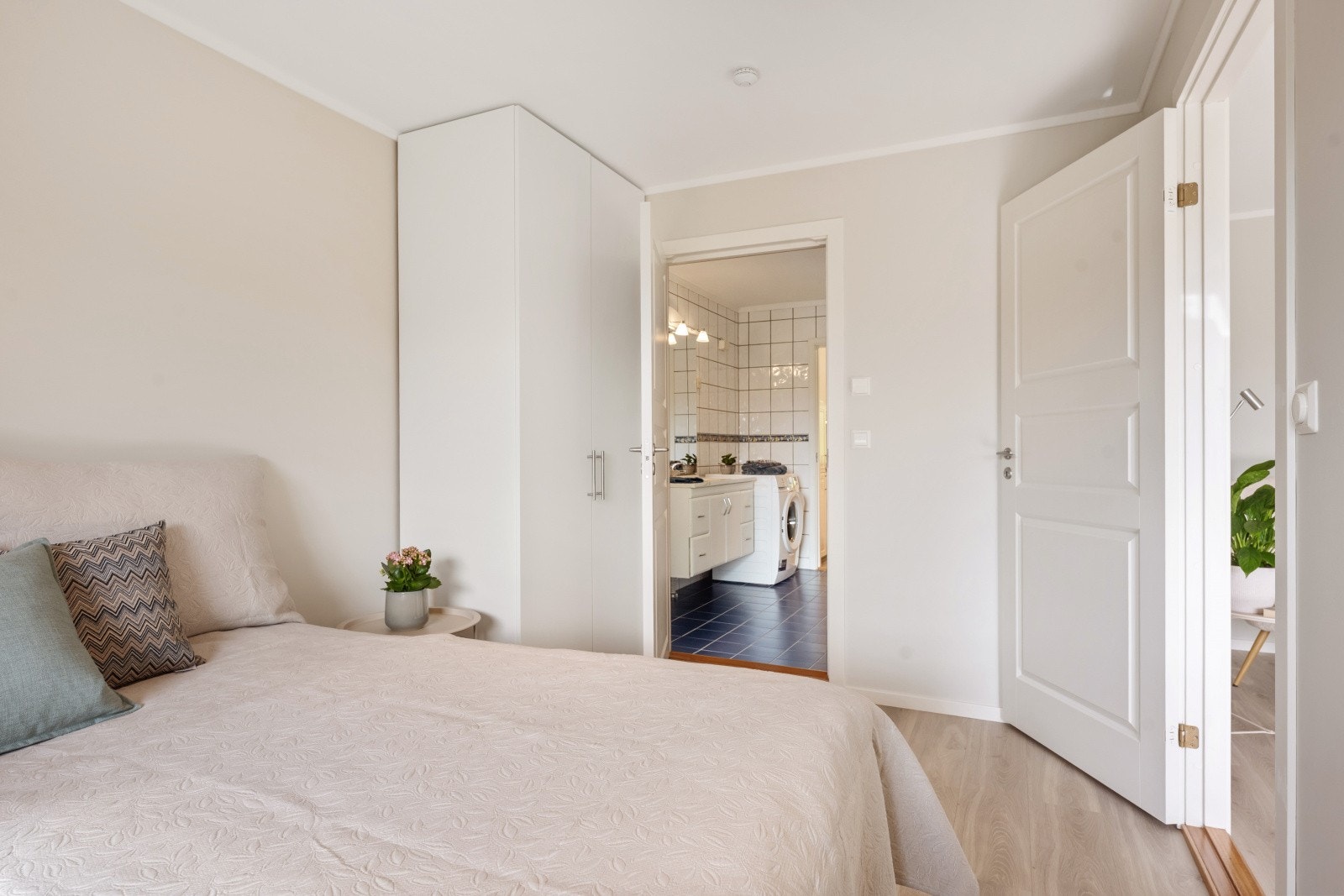 Fra soverommet er det direkte tilgang til hovedbadet - en løsning som gir både komfort og hverdagsluksus. Galleribilde