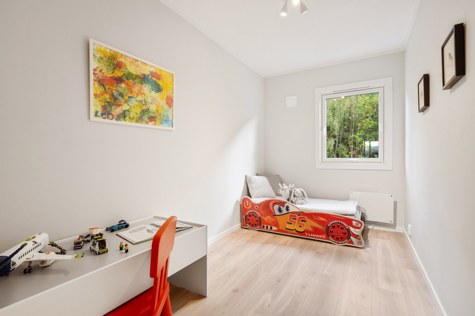 Soverom 2 byr på god plass til seng og møbler, og fungerer like godt som barnerom, gjesterom eller hjemmekontor. Galleribilde