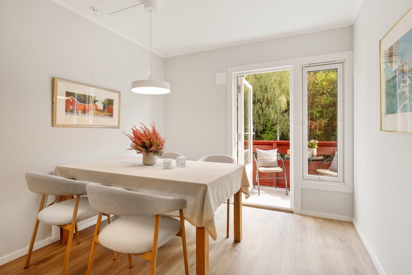 Fra spisestuen har du direkte utgang til balkongen - en herlig forlengelse av rommet hvor måltider kan nytes i frisk luft på fine dager. Galleribilde
