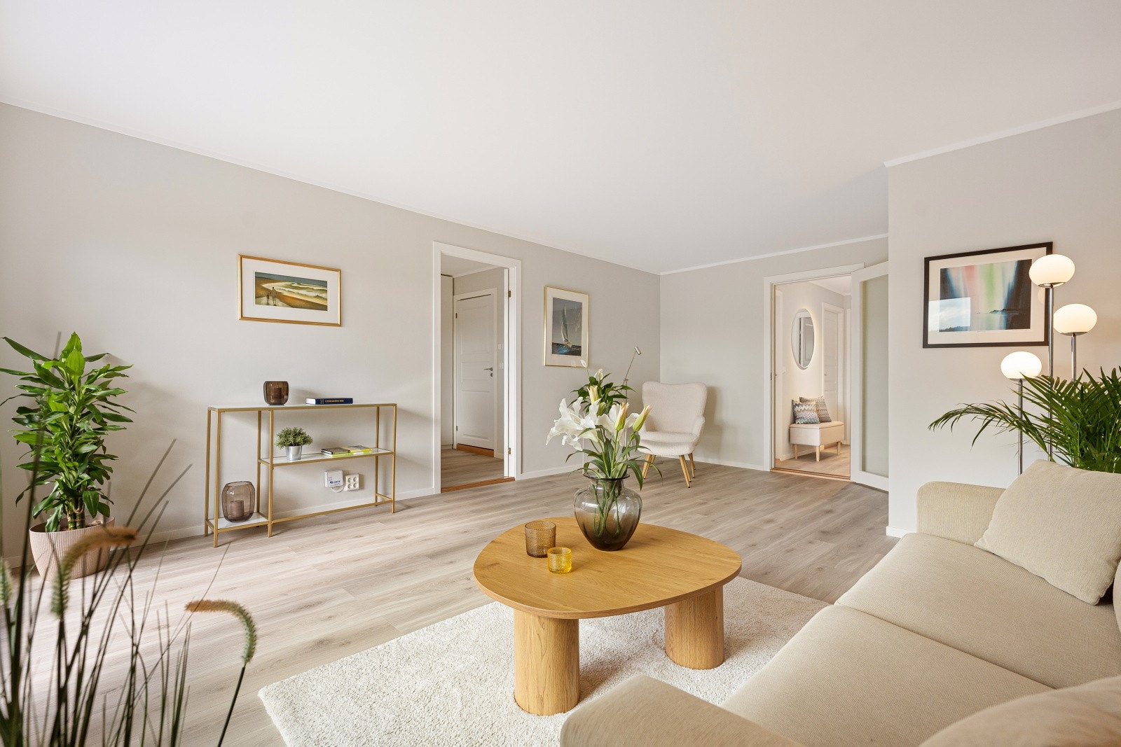 Stuen har fine soner for møblering. Galleribilde