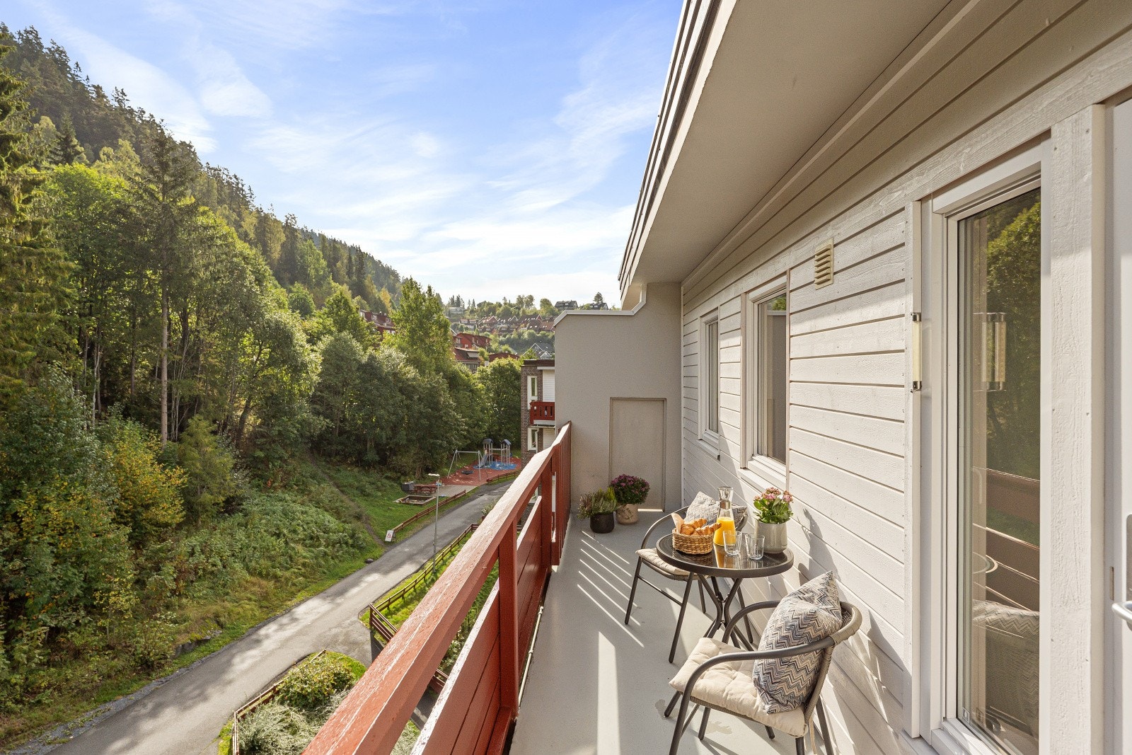 Med sin generøse størrelse fungerer balkongen som en forlengelse av oppholdsrommene inne. Perfekt til morgenkaffen, grilling eller et lite grønt fristed midt i hverdagen. Høyt og fritt med god følelse over feltet. Galleribilde