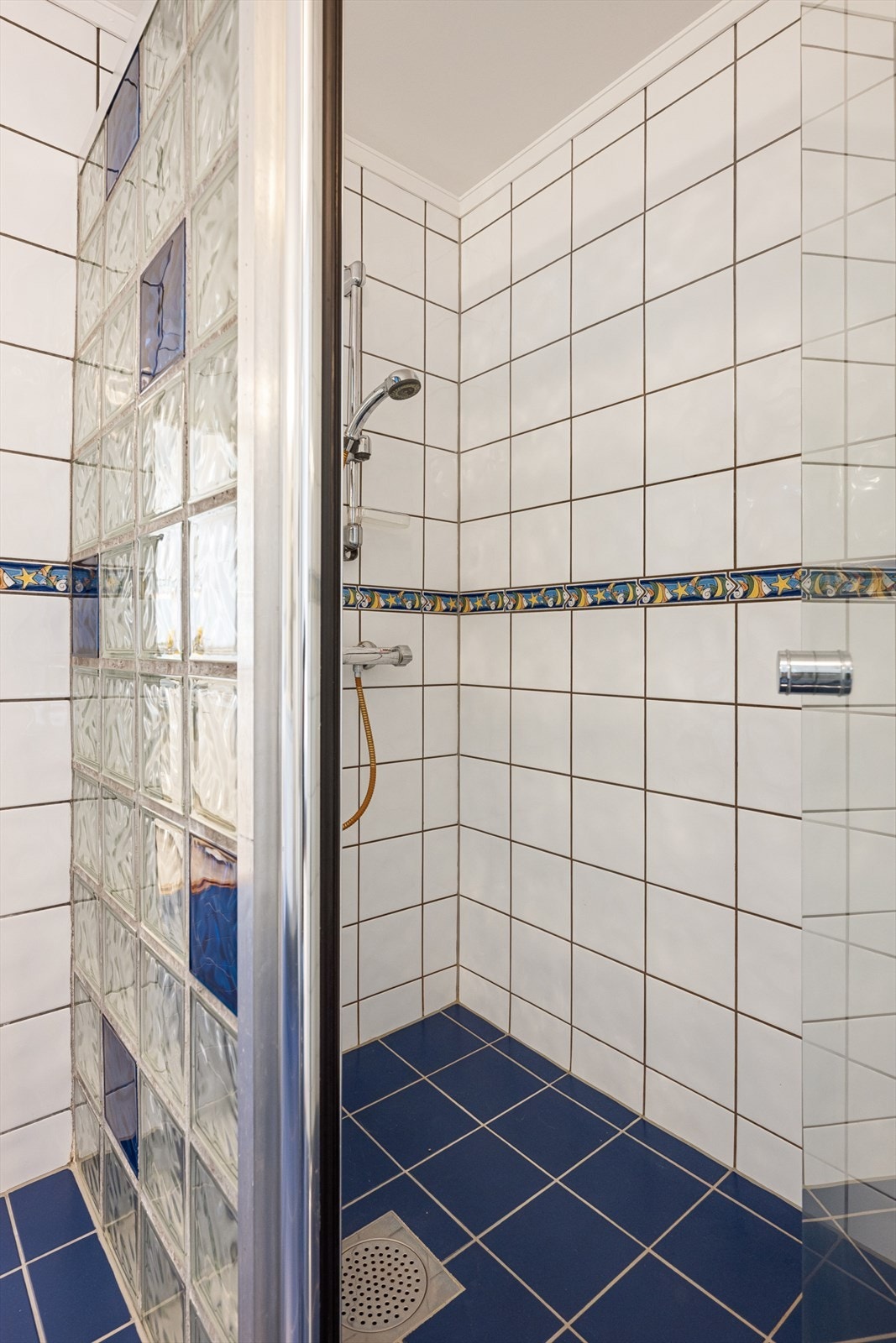 Varmekabler i gulvet sørger for lun komfort året rundt - en detalj som gjør morgenene litt bedre. Galleribilde