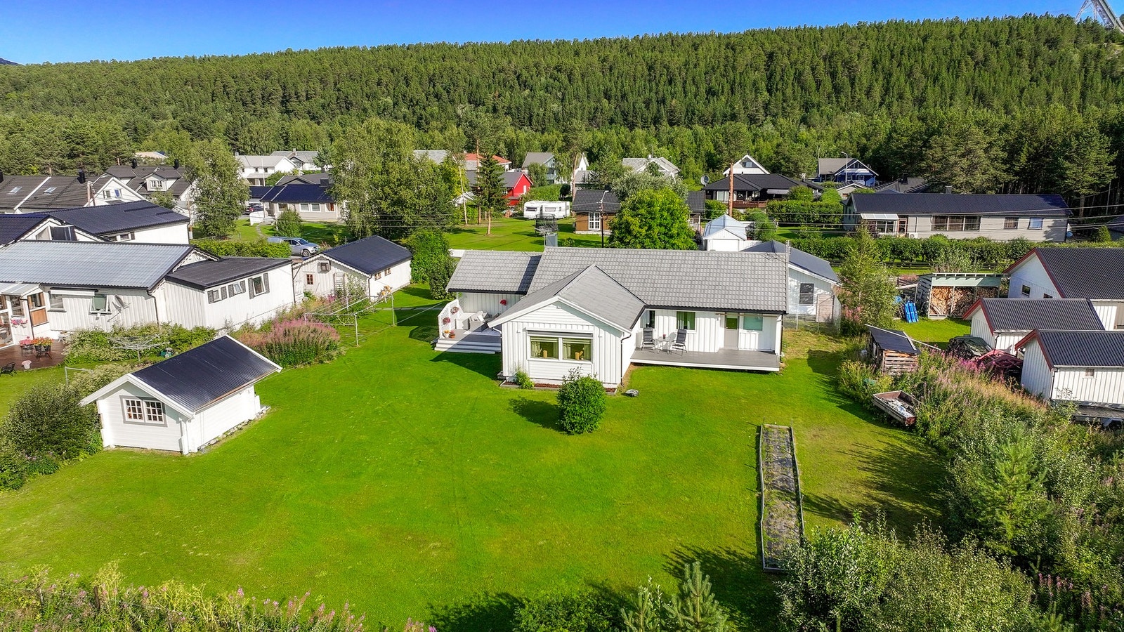 En innbydende og praktisk enebolig med stor hage. Galleribilde