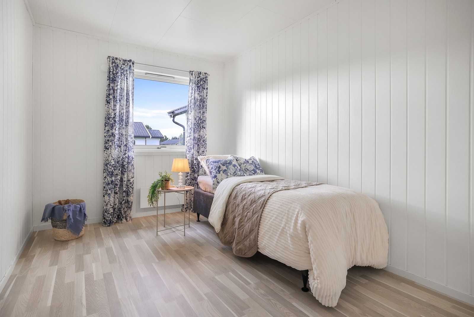 Alle soverommene har plass til seng, nattbord og annet ønsket møblement. Galleribilde