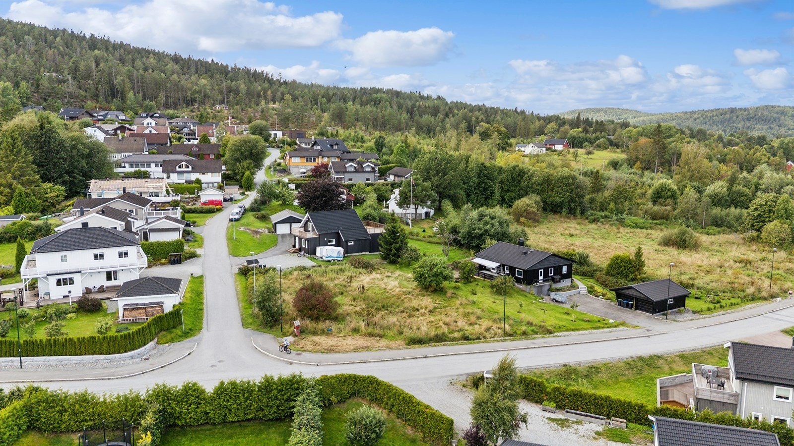Flat og solrik tomt i etablert boområde Galleribilde