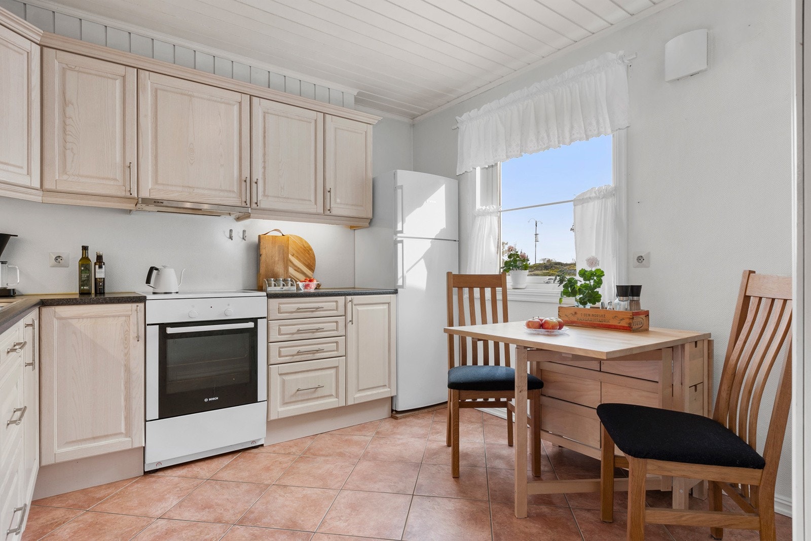 Kjøkken med plass for spisegruppe Galleribilde