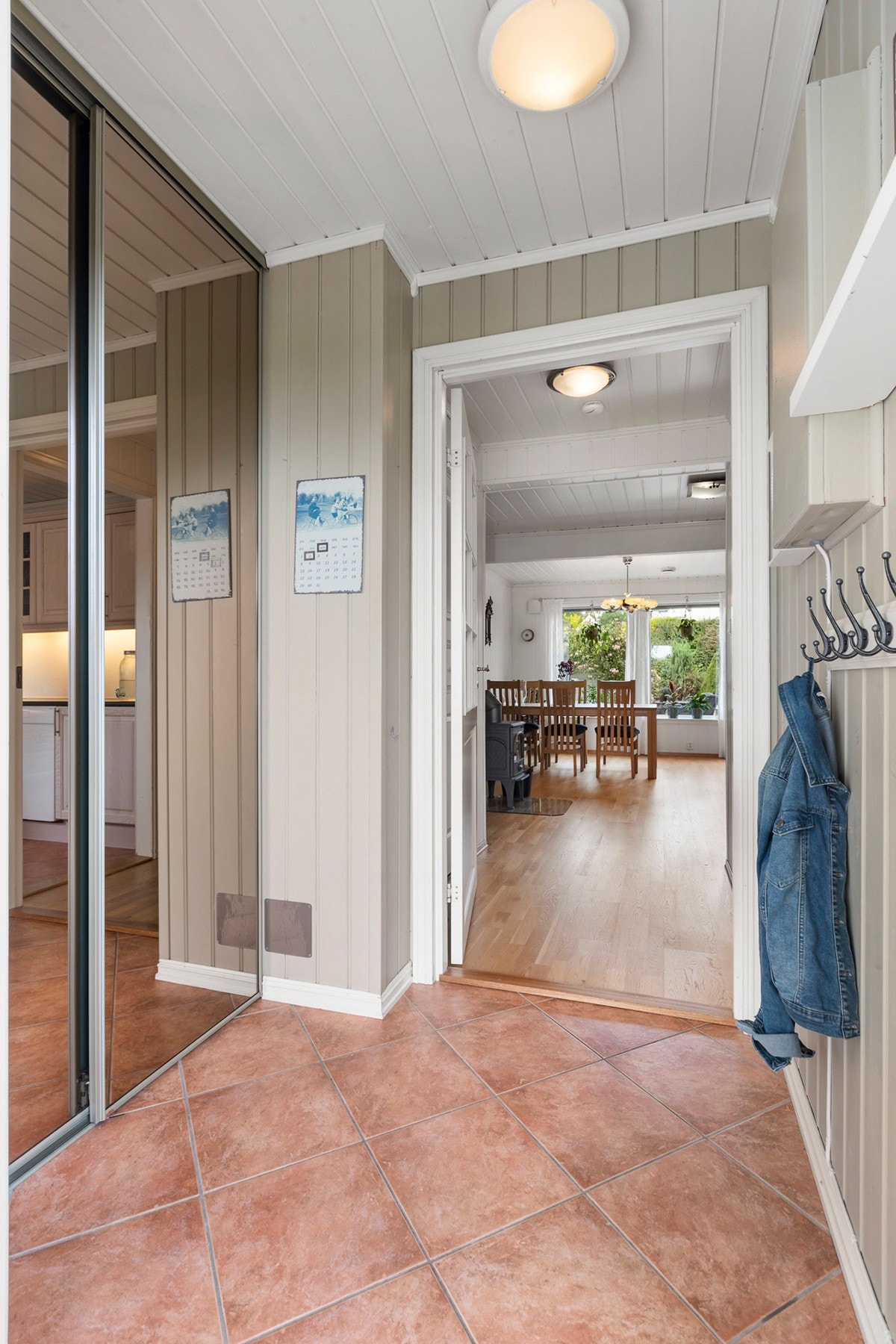 Entrè med skyvedørsgarderobe Galleribilde