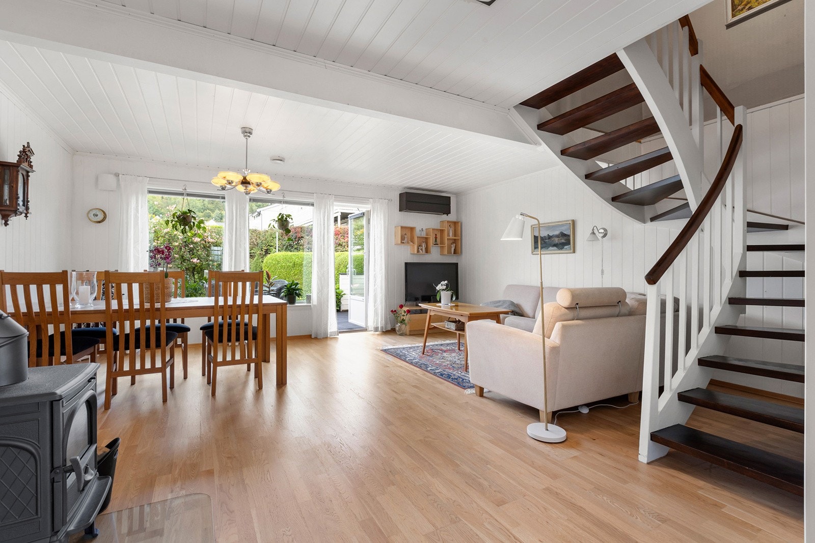 Stuen har god plass for salong og spisestue Galleribilde