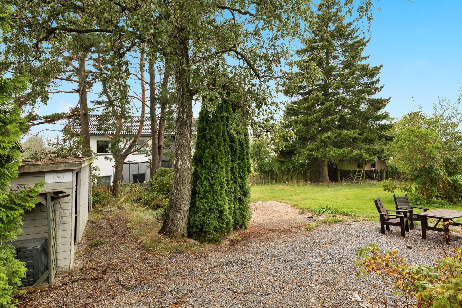 Eiendommen ligger sentralt på Klavestadhaugen med kort avstand til barnehager, skoler, idrettsanlegg og flere butikker Galleribilde