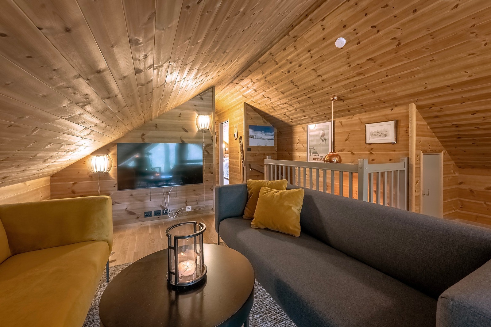 Her kommer du rett inn til loftstuen som kan benyttes for å trekke seg litt unna. Galleribilde