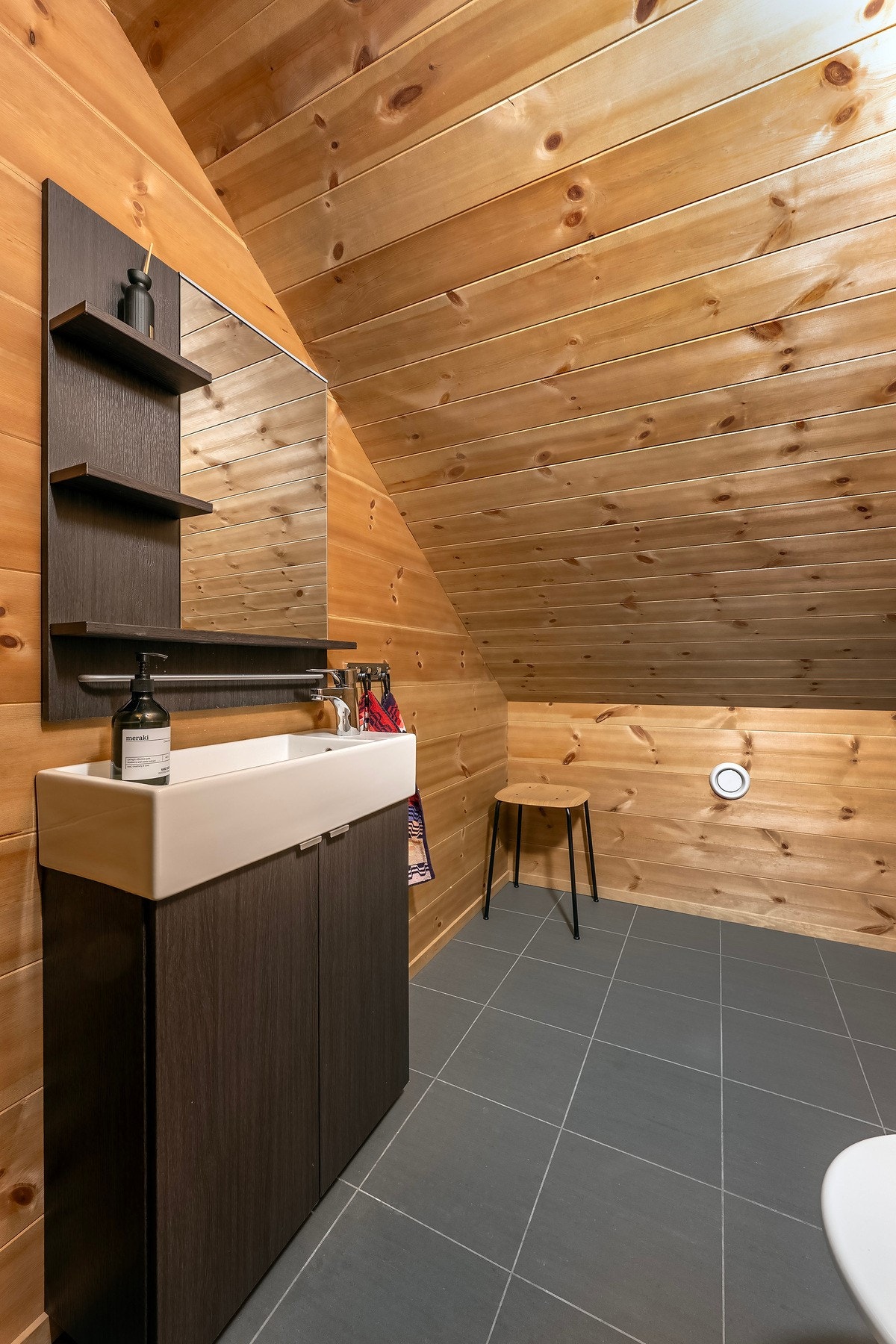 Eget toalettrom i etasjen med fliser på gulvet. Galleribilde