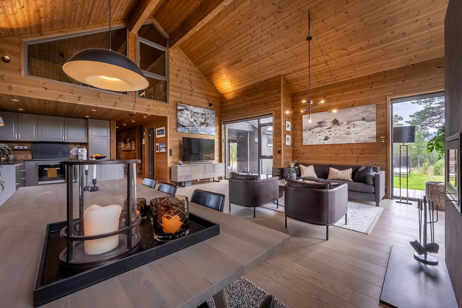 Den praktiske planløsningen gir ypperlige møbleringsmuligheter for både sofagruppe og TV-seksjon. Galleribilde