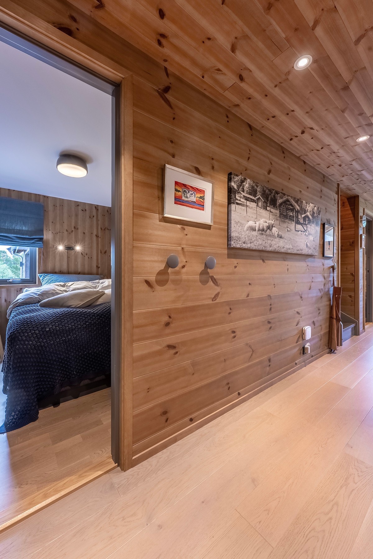 Videre nedover gangen finner du 3 romslige soverom. Hvor alle rommene har god plass til dobbeltseng. Galleribilde