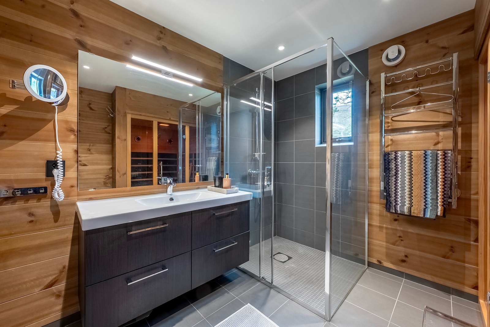 Flislagt gulv med elektriske varmekabler. Galleribilde